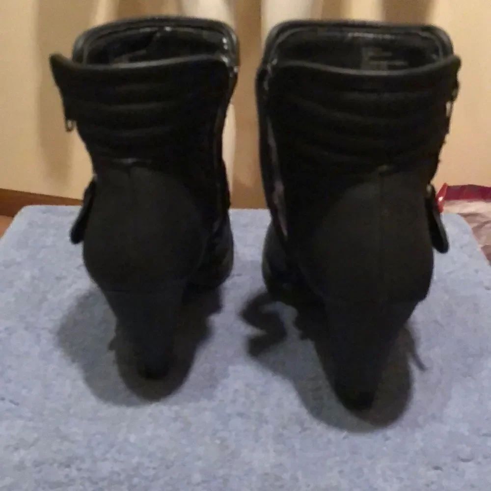 White Mountain Booties - Picture 3 of 6